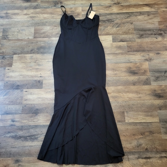 Elegant Black Women's Dress - Picture 7 of 11